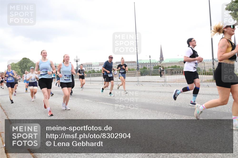 29.06.2025 - hella hamburg halbmarathon Lena Gebhardt http://msf.ph/oto/8302904 29.06.2025 10:56:27 Lombardsbrücke 15103, 18798, 17649, 17673, 9948, 1047, 1113, 1738, 1909, 2095, 2143, 2307, 2793, 2887, 2915, 2991, 3257, 3268, 3438, 3520, 3614, 3675, 3676, 3953, 3987, 4083, 4354, 4473, 4773, 4836, 5237, 5306, 5438, 5580, 5693, 5757, 5911, 5994, 6348, 6349, 6494, 6690, 6968, 7025, 7028, 7090, 7307, 7616, 7711, 8005, 8108, 8305, 8517, 8606, 8766, 8939, 8943, 9172, 9210, 9383, 9435, 9606, 9838, 9910, 9948, 9953, 10555, 10569, 10571, 10640, 10740, 10784, 10987 meine-sportfotos.de