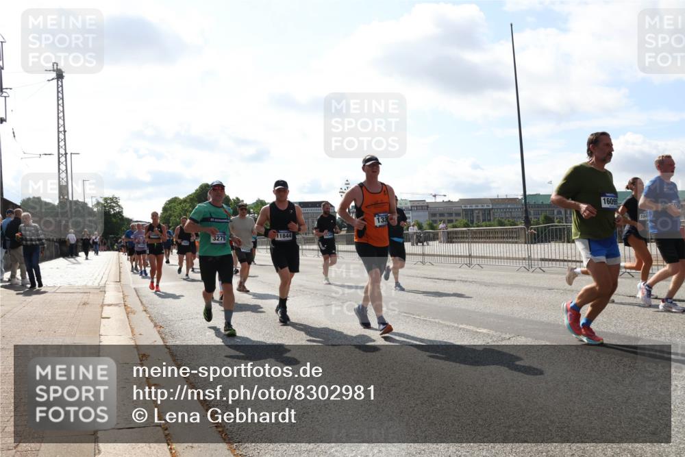29.06.2025 - hella hamburg halbmarathon Lena Gebhardt http://msf.ph/oto/8302981 29.06.2025 09:59:44 Lombardsbrücke 3279, 133, 11844, 16095, 1841, 1006, 1319, 1334, 1366, 1595, 1642, 1834, 1914, 1955, 2282, 2348, 2364, 2391, 2432, 2630, 2676, 2677, 2910, 3112, 3279, 3668, 3836, 4231, 4426, 4467, 4772, 4837, 5015, 5134, 5277, 5299, 5341, 5457, 5458, 5465, 5866, 6174, 6201, 6202, 6414, 6415, 6416, 6462, 6587, 7037, 7129, 7130, 7395, 7833, 8330, 8520, 8542, 8652, 8846, 8929, 9142, 9488, 9903, 9907, 9922, 9984, 10020, 10031, 11039, 11568, 11844 meine-sportfotos.de