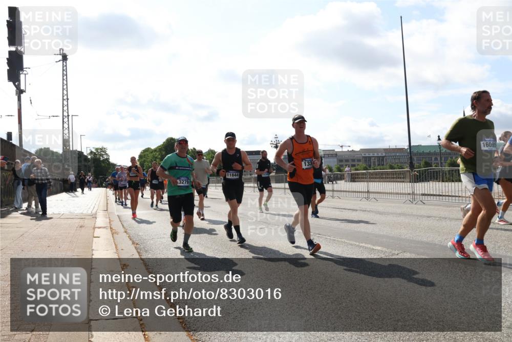 29.06.2025 - hella hamburg halbmarathon Lena Gebhardt http://msf.ph/oto/8303016 29.06.2025 09:59:44 Lombardsbrücke 53, 3279, 11844, 133, 16095, 1006, 1319, 1334, 1366, 1595, 1642, 1834, 1914, 1955, 2282, 2348, 2364, 2391, 2432, 2630, 2676, 2677, 2910, 3112, 3279, 3668, 3836, 4231, 4426, 4467, 4772, 4837, 5015, 5134, 5277, 5299, 5341, 5457, 5458, 5465, 5866, 6174, 6201, 6202, 6414, 6415, 6416, 6462, 6587, 7037, 7129, 7130, 7395, 7833, 8330, 8520, 8542, 8652, 8846, 8929, 9142, 9488, 9903, 9907, 9922, 9984, 10020, 10031, 11039, 11568, 11844 meine-sportfotos.de