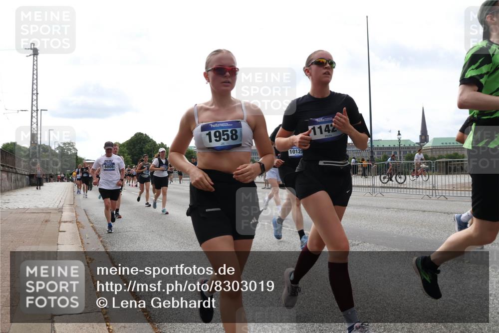 29.06.2025 - hella hamburg halbmarathon Lena Gebhardt http://msf.ph/oto/8303019 29.06.2025 10:21:57 Lombardsbrücke 6805, 1958, 10125, 1142, 1003, 1072, 1158, 1191, 1250, 1294, 1419, 1668, 1958, 1963, 2009, 2063, 2172, 2315, 2353, 2514, 2529, 2744, 3050, 3172, 3458, 3606, 3768, 3770, 3825, 3826, 3995, 4046, 4289, 4366, 4375, 4376, 4697, 5122, 5412, 5641, 5759, 5957, 6086, 6103, 6475, 6676, 6805, 6881, 6977, 7075, 7162, 7612, 7672, 8286, 8431, 8715, 8860, 8884, 8896, 8954, 8959, 9002, 9062, 9369, 9483, 9499, 9532, 10374, 10874 meine-sportfotos.de
