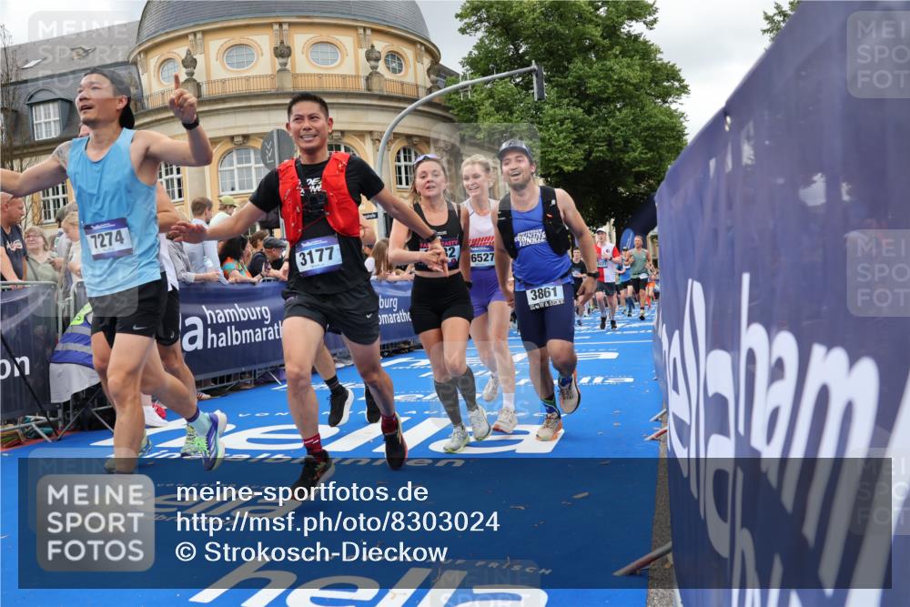 29.06.2025 - hella hamburg halbmarathon Strokosch-Dieckow http://msf.ph/oto/8303024 29.06.2025 10:54:16 Ziel 1267, 1442, 3103, 3177, 3861, 3898, 4635, 6082, 6084, 6443, 6511, 6512, 7274, 8223, 8772, 9791, 11430, 12213, 12362, 13033, 13289, 13794, 13803, 15169, 15524, 15946, 16527, 16574, 16750, 16780, 16879, 17087, 17698, 18268 meine-sportfotos.de