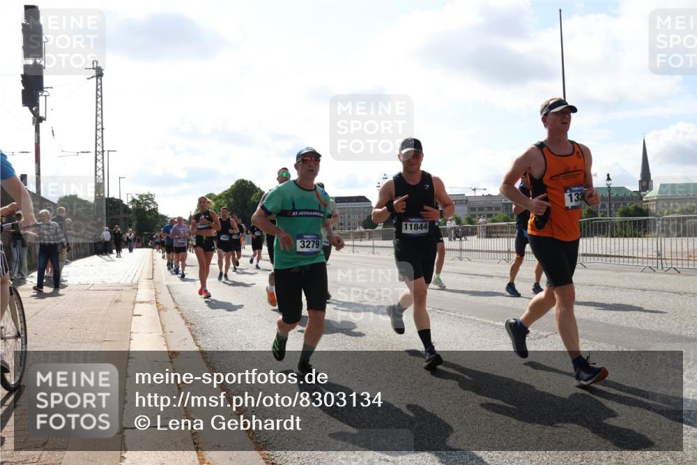 29.06.2025 - hella hamburg halbmarathon Lena Gebhardt http://msf.ph/oto/8303134 29.06.2025 09:59:45 Lombardsbrücke 53, 3279, 11844, 133, 1006, 1125, 1319, 1334, 1366, 1595, 1642, 1834, 1914, 1955, 2282, 2348, 2364, 2391, 2432, 2630, 2676, 2677, 2910, 3112, 3279, 3668, 3836, 4013, 4231, 4426, 4772, 4837, 5015, 5134, 5277, 5299, 5341, 5457, 5458, 5465, 5866, 6174, 6201, 6202, 6414, 6415, 6416, 6462, 6587, 7037, 7129, 7130, 7395, 7833, 8330, 8520, 8542, 8652, 8846, 8929, 9142, 9488, 9903, 9907, 9922, 9984, 10020, 10031, 11039, 11568, 11844 meine-sportfotos.de