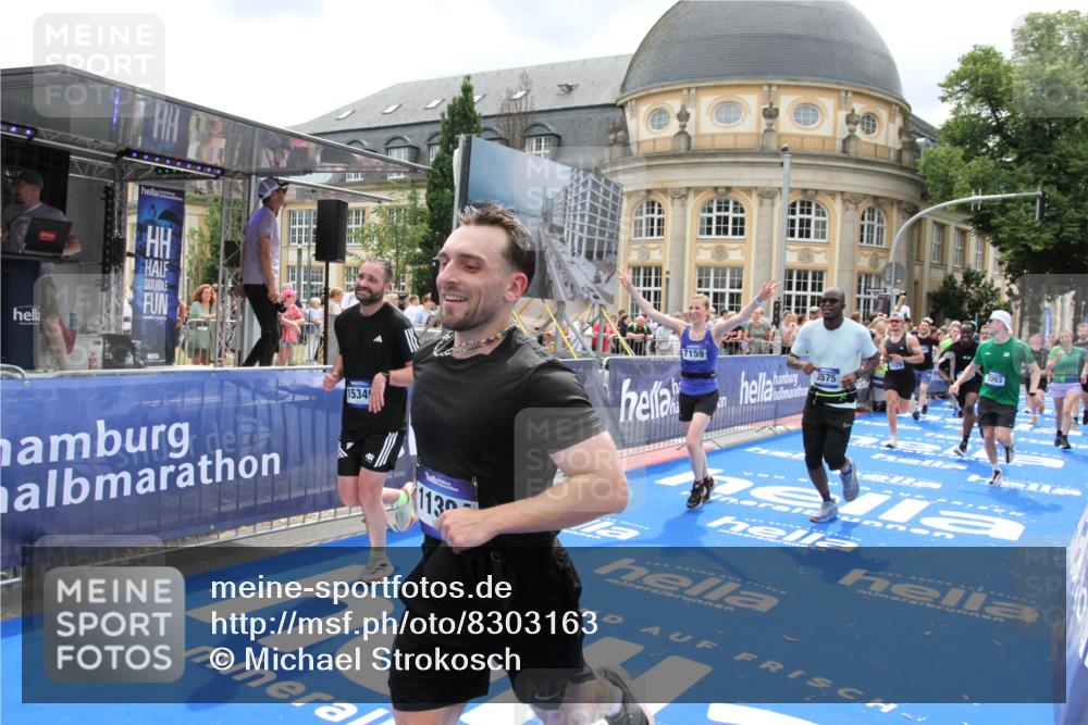 29.06.2025 - hella hamburg halbmarathon Michael Strokosch http://msf.ph/oto/8303163 29.06.2025 10:58:01 Ziel 1200, 2025, 3093, 3141, 3575, 4579, 6531, 7138, 7159, 7189, 8089, 10036, 11394, 11832, 12378, 12773, 13376, 13465, 14881, 15090, 15349, 15527, 17543, 18762 meine-sportfotos.de