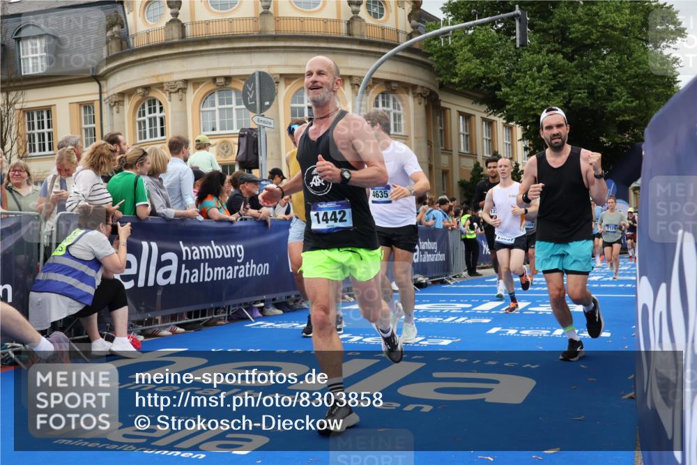 29.06.2025 - hella hamburg halbmarathon Strokosch-Dieckow http://msf.ph/oto/8303858 29.06.2025 10:54:25 Ziel 1267, 1442, 2474, 3426, 3794, 4635, 4868, 6511, 6512, 7129, 8772, 8798, 11009, 11797, 11799, 12321, 12362, 12607, 13289, 15146, 15946, 16327, 16574, 16750, 16879, 17698, 18268, 19067 meine-sportfotos.de