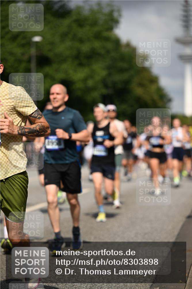 29.06.2025 - hella hamburg halbmarathon Dr. Thomas Lammeyer http://msf.ph/oto/8303898 29.06.2025 09:54:11 Kennedybrücke 1209, 1358, 1688, 1697, 1882, 2546, 2675, 3626, 4205, 4229, 4380, 4398, 4893, 5026, 5472, 5506, 5508, 5745, 5752, 5916, 6080, 6429, 6649, 6686, 6687, 7026, 7110, 8091, 8574, 8958, 9116, 9365, 10064, 10783, 10922, 11281, 11284, 11305 meine-sportfotos.de
