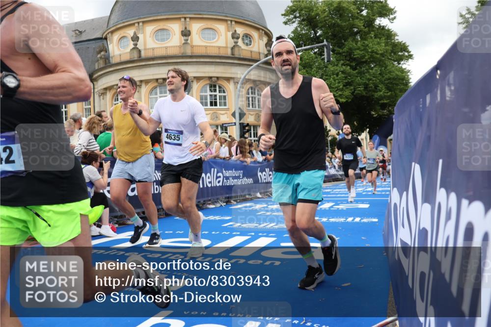 29.06.2025 - hella hamburg halbmarathon Strokosch-Dieckow http://msf.ph/oto/8303943 29.06.2025 10:54:26 Ziel 1267, 1442, 2474, 3426, 3794, 4635, 4868, 5259, 6511, 6512, 7129, 8772, 8798, 11009, 11797, 11799, 12321, 12362, 12607, 13289, 15146, 15946, 16327, 16879, 17698, 18268, 19067 meine-sportfotos.de