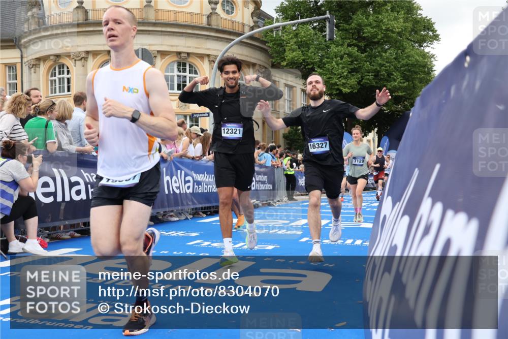 29.06.2025 - hella hamburg halbmarathon Strokosch-Dieckow http://msf.ph/oto/8304070 29.06.2025 10:54:27 Ziel 1267, 1442, 2474, 3426, 3794, 4635, 4868, 5259, 6511, 6512, 7129, 8772, 8798, 11009, 11797, 11799, 12321, 12362, 12607, 13289, 15146, 15946, 16327, 17698, 18268, 19067 meine-sportfotos.de