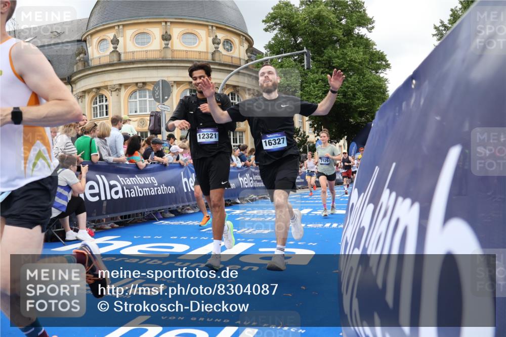29.06.2025 - hella hamburg halbmarathon Strokosch-Dieckow http://msf.ph/oto/8304087 29.06.2025 10:54:27 Ziel 1267, 1442, 2474, 3426, 3794, 4635, 4868, 5259, 6511, 6512, 7129, 8772, 8798, 11009, 11797, 11799, 12321, 12362, 12607, 13289, 15146, 15946, 16327, 17698, 18268, 19067 meine-sportfotos.de