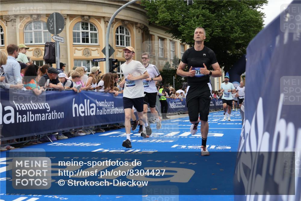 29.06.2025 - hella hamburg halbmarathon Strokosch-Dieckow http://msf.ph/oto/8304427 29.06.2025 10:54:33 Ziel 1125, 2474, 3310, 3794, 4868, 5259, 7129, 7478, 8798, 9012, 10040, 10368, 10376, 11797, 11799, 12489, 12607, 15146, 15389, 15584, 17765, 19000 meine-sportfotos.de