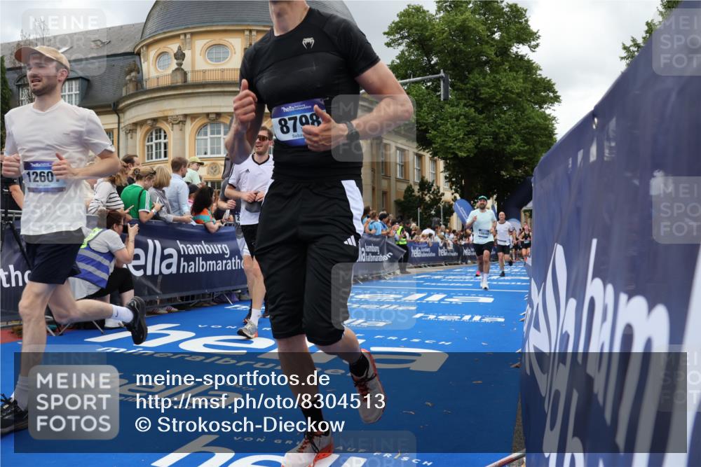 29.06.2025 - hella hamburg halbmarathon Strokosch-Dieckow http://msf.ph/oto/8304513 29.06.2025 10:54:34 Ziel 1125, 1496, 2474, 3310, 3794, 4868, 5259, 7478, 8798, 9012, 10040, 10368, 10376, 11797, 11799, 12489, 12607, 15146, 15389, 15584, 17765, 19000 meine-sportfotos.de