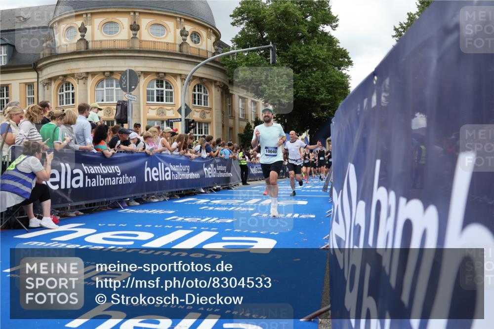 29.06.2025 - hella hamburg halbmarathon Strokosch-Dieckow http://msf.ph/oto/8304533 29.06.2025 10:54:36 Ziel 1125, 1496, 2474, 2561, 3310, 3794, 5259, 7478, 8449, 8798, 9012, 10040, 10368, 10376, 12489, 12607, 13147, 14239, 15146, 15389, 15408, 15584, 17231, 17765, 19000 meine-sportfotos.de