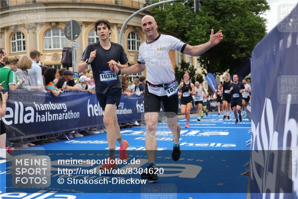 29.06.2025 - hella hamburg halbmarathon Strokosch-Dieckow http://msf.ph/oto/8304620 29.06.2025 10:54:38 Ziel 1125, 1496, 2474, 2561, 3310, 5259, 6587, 7478, 8449, 8798, 9012, 9227, 10040, 10368, 10376, 12186, 12489, 12607, 13147, 14239, 15389, 15408, 15584, 17231, 17765, 19000 meine-sportfotos.de