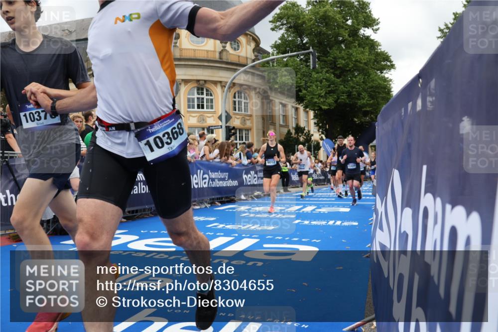 29.06.2025 - hella hamburg halbmarathon Strokosch-Dieckow http://msf.ph/oto/8304655 29.06.2025 10:54:39 Ziel 1125, 1496, 2029, 2474, 2561, 3310, 5259, 6587, 7478, 8449, 9012, 9227, 10040, 10044, 10368, 10376, 12186, 12489, 13147, 14239, 15389, 15408, 15584, 17231, 17765, 19000 meine-sportfotos.de