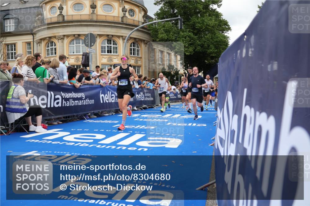 29.06.2025 - hella hamburg halbmarathon Strokosch-Dieckow http://msf.ph/oto/8304680 29.06.2025 10:54:39 Ziel 1125, 1496, 2029, 2474, 2561, 3310, 5259, 6587, 7478, 8449, 9012, 9227, 10040, 10044, 10368, 10376, 12186, 12489, 13147, 14239, 15389, 15408, 15584, 17231, 17765, 19000 meine-sportfotos.de