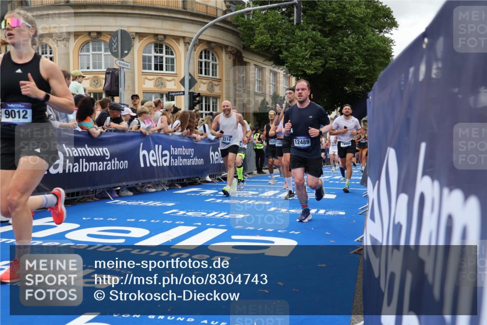 29.06.2025 - hella hamburg halbmarathon Strokosch-Dieckow http://msf.ph/oto/8304743 29.06.2025 10:54:40 Ziel 1125, 1496, 2029, 2561, 3310, 4231, 5259, 6587, 7478, 8449, 9012, 9227, 10040, 10044, 10368, 10376, 12186, 12489, 13147, 14239, 15389, 15408, 15584, 17231, 17765, 19000 meine-sportfotos.de