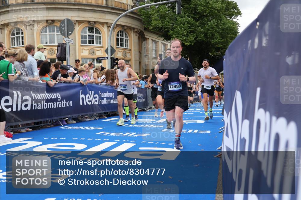 29.06.2025 - hella hamburg halbmarathon Strokosch-Dieckow http://msf.ph/oto/8304777 29.06.2025 10:54:40 Ziel 1125, 1496, 2029, 2561, 3310, 4231, 5259, 6587, 7478, 8449, 9012, 9227, 10040, 10044, 10368, 10376, 12186, 12489, 13147, 14239, 15389, 15408, 15584, 17231, 17765, 19000 meine-sportfotos.de