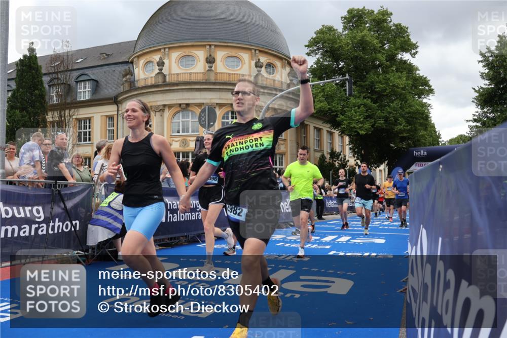 29.06.2025 - hella hamburg halbmarathon Strokosch-Dieckow http://msf.ph/oto/8305402 29.06.2025 10:55:40 Ziel 1120, 1143, 1834, 2955, 2982, 3037, 4897, 5021, 6569, 6924, 7221, 8255, 8573, 8618, 10212, 11039, 11568, 12196, 12483, 12515, 12858, 14365, 14909, 15896, 16110, 16401, 16434, 16786, 17615, 18064, 18190, 19047 meine-sportfotos.de