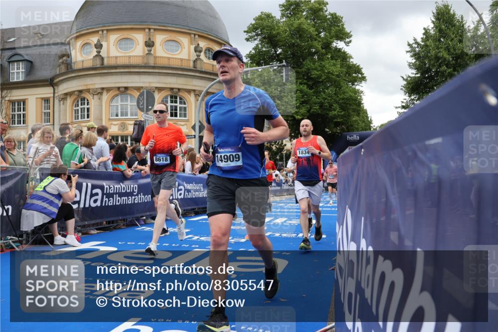 29.06.2025 - hella hamburg halbmarathon Strokosch-Dieckow http://msf.ph/oto/8305547 29.06.2025 10:55:43 Ziel 1120, 1143, 1179, 1834, 2955, 2982, 3256, 4897, 5021, 6569, 6924, 7221, 8255, 8618, 10212, 11039, 12483, 12515, 12858, 13474, 14365, 14909, 15896, 16401, 16434, 16786, 18064, 18125, 18190, 18867, 19047 meine-sportfotos.de