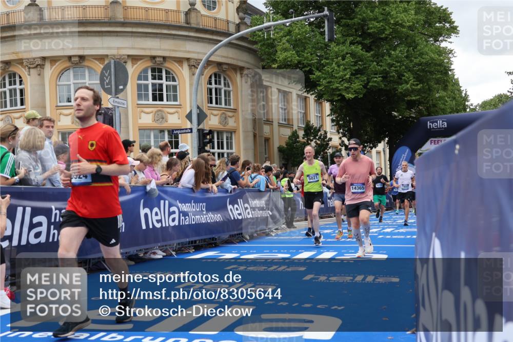 29.06.2025 - hella hamburg halbmarathon Strokosch-Dieckow http://msf.ph/oto/8305644 29.06.2025 10:55:45 Ziel 1120, 1143, 1179, 1834, 2612, 2955, 3256, 3668, 4772, 4897, 5021, 6569, 6924, 7221, 7976, 8255, 8618, 10212, 11039, 12483, 12858, 13474, 14365, 14909, 15896, 16401, 16434, 16786, 18064, 18125, 18190, 18867, 19047 meine-sportfotos.de