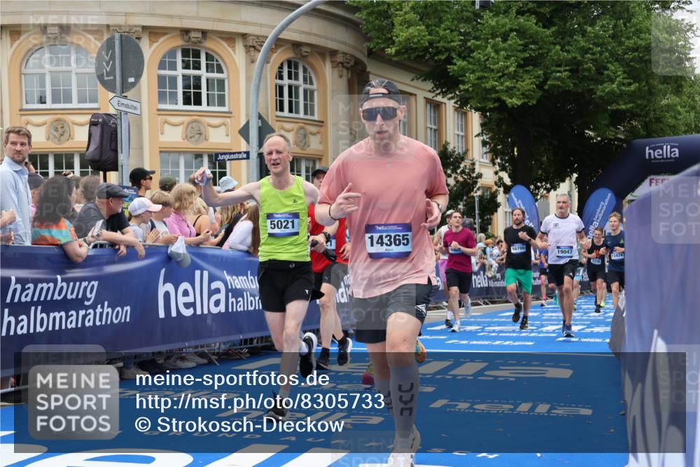 29.06.2025 - hella hamburg halbmarathon Strokosch-Dieckow http://msf.ph/oto/8305733 29.06.2025 10:55:47 Ziel 1143, 1179, 1834, 2612, 3256, 3668, 4772, 5021, 6569, 6924, 7221, 7976, 8255, 8618, 8968, 9246, 10212, 12483, 12858, 13474, 14365, 14909, 16401, 16434, 16786, 18125, 18190, 18867, 19047 meine-sportfotos.de