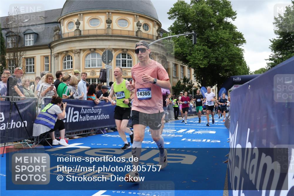 29.06.2025 - hella hamburg halbmarathon Strokosch-Dieckow http://msf.ph/oto/8305757 29.06.2025 10:55:47 Ziel 1143, 1179, 1834, 2612, 3256, 3668, 4772, 5021, 6569, 6924, 7221, 7976, 8255, 8618, 8968, 9246, 10212, 12483, 12858, 13474, 14365, 14909, 16401, 16434, 16786, 18125, 18190, 18867, 19047 meine-sportfotos.de