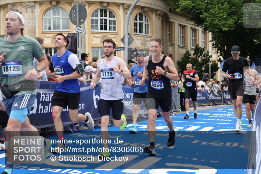 29.06.2025 - hella hamburg halbmarathon Strokosch-Dieckow http://msf.ph/oto/8306065 29.06.2025 10:55:52 Ziel 1179, 2612, 3256, 3668, 4772, 6569, 7147, 7221, 7976, 8968, 9246, 10084, 12858, 13474, 14867, 15184, 15868, 15884, 16176, 16401, 16434, 16786, 18125, 18867, 19047 meine-sportfotos.de
