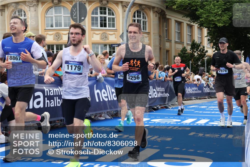 29.06.2025 - hella hamburg halbmarathon Strokosch-Dieckow http://msf.ph/oto/8306098 29.06.2025 10:55:52 Ziel 1179, 2612, 3256, 3668, 4772, 6569, 7147, 7221, 7976, 8968, 9246, 10084, 12858, 13474, 14867, 15184, 15868, 15884, 16176, 16401, 16434, 16786, 18125, 18867, 19047 meine-sportfotos.de