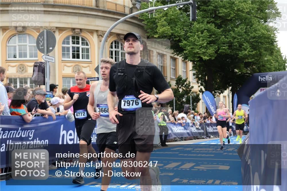 29.06.2025 - hella hamburg halbmarathon Strokosch-Dieckow http://msf.ph/oto/8306247 29.06.2025 10:55:54 Ziel 1179, 2612, 3042, 3256, 3668, 4772, 7147, 7976, 8968, 9246, 10084, 13474, 14867, 15184, 15868, 15884, 16176, 16401, 16434, 16786, 18125, 18867, 19047 meine-sportfotos.de