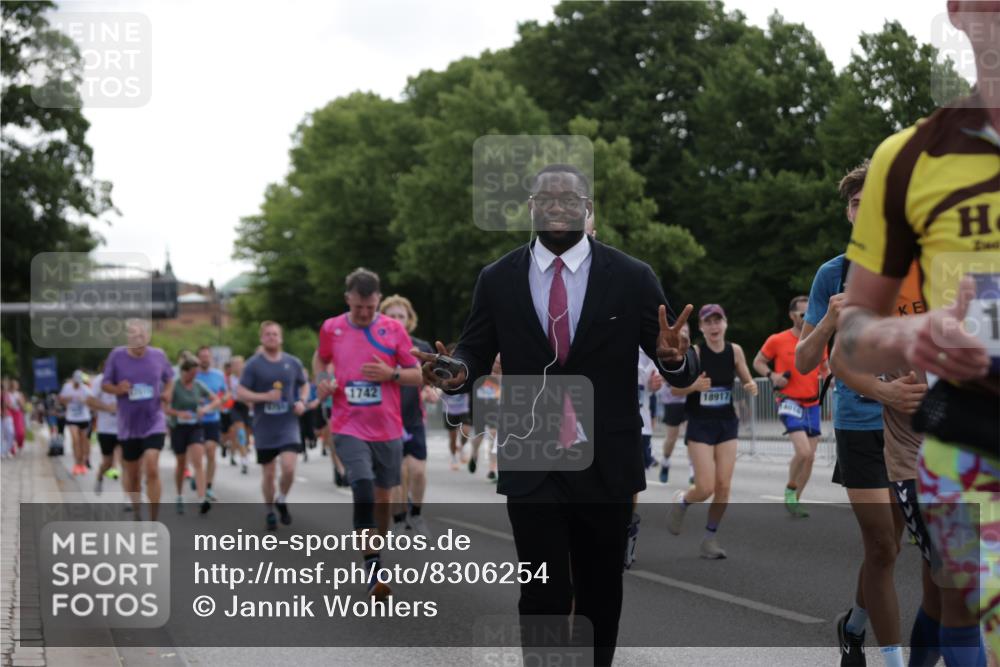 29.06.2025 - hella hamburg halbmarathon Jannik Wohlers http://msf.ph/oto/8306254 29.06.2025 10:37:50 Lombardsbrücke 1196, 1394, 1457, 1596, 1742, 1791, 1901, 1966, 2113, 2498, 2786, 3010, 3094, 3095, 3242, 3286, 3338, 3635, 3636, 3716, 4414, 4921, 5300, 5713, 6199, 6200, 6751, 6930, 7118, 7165, 7552, 7629, 7868, 7914, 8198, 8199, 8539, 8615, 8696, 8718, 9350, 9391, 9699, 10584, 11728, 11812, 12573, 12675, 12677, 12892, 12997, 13103, 13442, 13833, 14016, 14163, 14406, 15101, 15355, 15417, 15562, 15762, 16061, 16465, 16658, 16876, 16942, 17053, 18592 meine-sportfotos.de