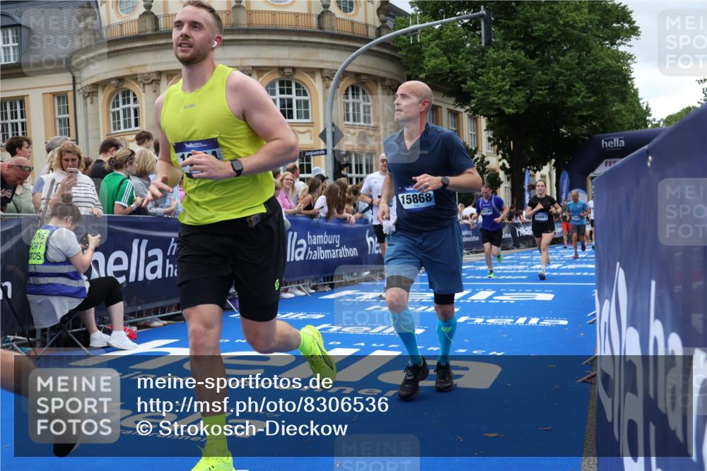 29.06.2025 - hella hamburg halbmarathon Strokosch-Dieckow http://msf.ph/oto/8306536 29.06.2025 10:55:59 Ziel 1180, 3042, 3058, 4772, 5570, 7147, 7594, 8968, 9246, 10084, 12545, 14867, 15184, 15868, 15884, 16176, 17640, 17642, 18212 meine-sportfotos.de