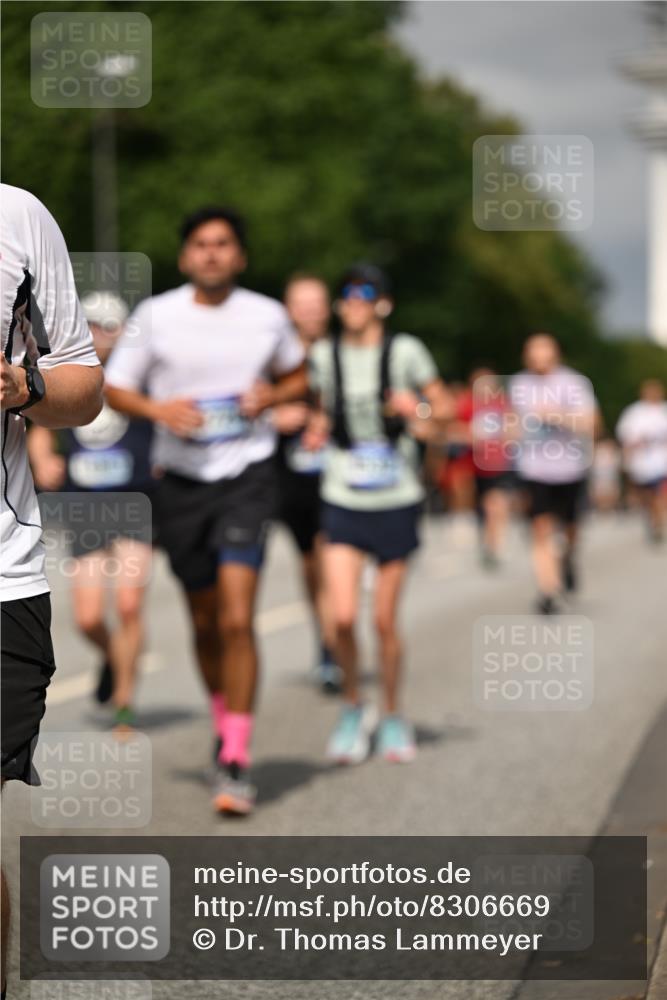 29.06.2025 - hella hamburg halbmarathon Dr. Thomas Lammeyer http://msf.ph/oto/8306669 29.06.2025 10:16:45 Kennedybrücke 1020, 1051, 2531, 2942, 3360, 3363, 4187, 4532, 6489, 7014, 7873, 8398, 8405, 8917, 9705, 10067, 10402, 10409, 11025 meine-sportfotos.de