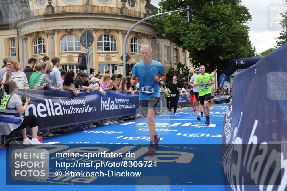 29.06.2025 - hella hamburg halbmarathon Strokosch-Dieckow http://msf.ph/oto/8306721 29.06.2025 10:56:03 Ziel 1180, 3042, 3058, 4594, 4813, 5492, 5570, 7594, 8330, 8639, 9907, 12545, 14867, 15184, 15868, 16176, 17640, 17642, 18212 meine-sportfotos.de