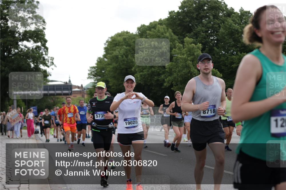 29.06.2025 - hella hamburg halbmarathon Jannik Wohlers http://msf.ph/oto/8306820 29.06.2025 10:38:00 Lombardsbrücke 1457, 1596, 1721, 1742, 1791, 2113, 2151, 2498, 3010, 3094, 3095, 3242, 3286, 3338, 3635, 3636, 3716, 3777, 3841, 4139, 4155, 4159, 4883, 5085, 5089, 5155, 5300, 5617, 5684, 5735, 6200, 6751, 6930, 7117, 7371, 7561, 7692, 7868, 8635, 8718, 9424, 9699, 10584, 11728, 11812, 12116, 12675, 12677, 13000, 13200, 13823, 13833, 14016, 14096, 14406, 15101, 15417, 15644, 16061, 16174, 16214, 16465, 16708, 16942, 17091, 17478, 18709 meine-sportfotos.de