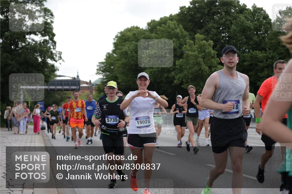29.06.2025 - hella hamburg halbmarathon Jannik Wohlers http://msf.ph/oto/8306837 29.06.2025 10:38:00 Lombardsbrücke 1457, 1596, 1721, 1742, 1791, 2113, 2151, 2498, 3010, 3094, 3095, 3242, 3286, 3338, 3635, 3636, 3716, 3777, 3841, 4139, 4155, 4159, 4883, 5085, 5089, 5155, 5300, 5617, 5684, 5735, 6200, 6751, 6930, 7117, 7371, 7561, 7692, 7868, 8635, 8718, 9424, 9699, 10584, 11728, 11812, 12116, 12675, 12677, 13000, 13200, 13823, 13833, 14016, 14096, 14406, 15101, 15417, 15644, 16061, 16174, 16214, 16465, 16708, 16942, 17091, 17478, 18709 meine-sportfotos.de