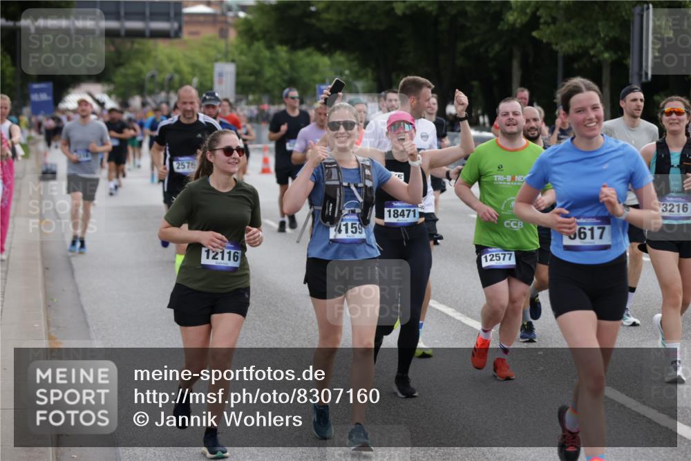 29.06.2025 - hella hamburg halbmarathon Jannik Wohlers http://msf.ph/oto/8307160 29.06.2025 10:38:10 Lombardsbrücke 56, 1721, 2151, 2576, 2660, 3094, 3095, 3216, 3286, 3323, 3726, 3777, 3841, 4028, 4139, 4155, 4159, 4259, 4260, 4316, 4883, 5085, 5089, 5155, 5617, 5684, 5735, 5913, 6695, 6696, 6875, 7117, 7148, 7371, 7561, 7692, 7849, 8583, 8635, 8718, 9004, 9424, 9699, 11635, 11697, 11728, 12075, 12116, 12577, 13000, 13200, 13823, 14096, 15644, 15755, 16174, 16214, 16708, 17091, 17250, 17333, 17478, 18471, 18709 meine-sportfotos.de