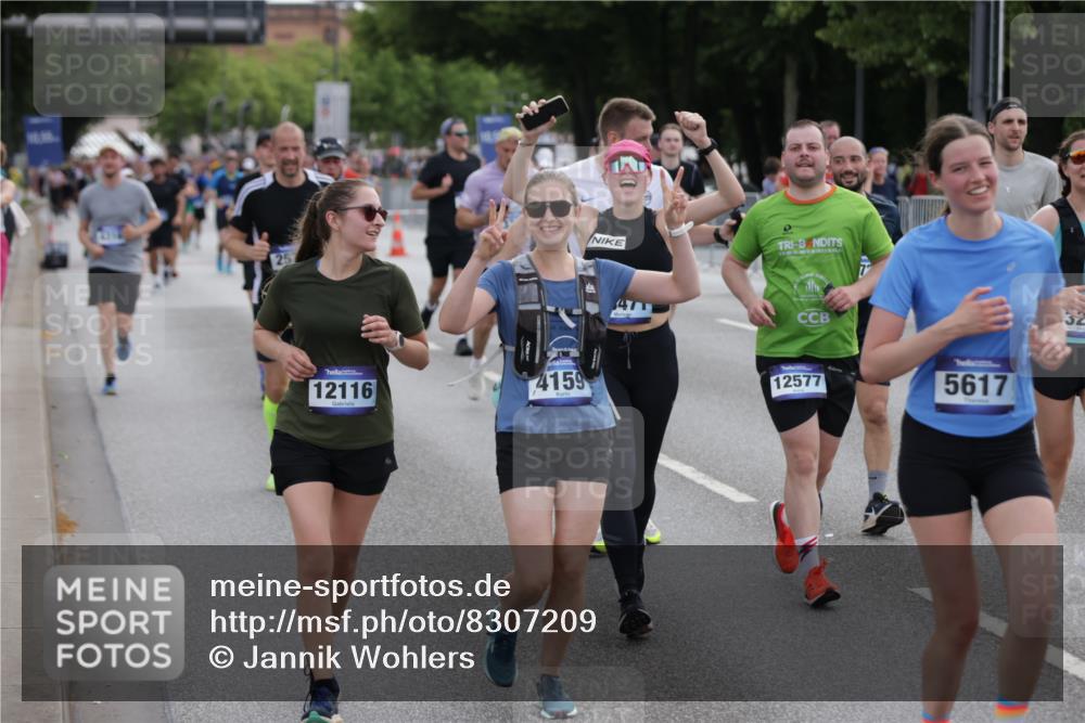 29.06.2025 - hella hamburg halbmarathon Jannik Wohlers http://msf.ph/oto/8307209 29.06.2025 10:38:10 Lombardsbrücke 56, 1721, 2151, 2576, 2660, 3094, 3095, 3216, 3286, 3323, 3726, 3777, 3841, 4028, 4139, 4155, 4159, 4259, 4260, 4316, 4883, 5085, 5089, 5155, 5617, 5684, 5735, 5913, 6695, 6696, 6875, 7117, 7148, 7371, 7561, 7692, 7849, 8583, 8635, 8718, 9004, 9424, 9699, 11635, 11697, 11728, 12075, 12116, 12577, 13000, 13200, 13823, 14096, 15644, 15755, 16174, 16214, 16708, 17091, 17250, 17333, 17478, 18471, 18709 meine-sportfotos.de