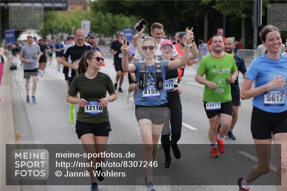 29.06.2025 - hella hamburg halbmarathon Jannik Wohlers http://msf.ph/oto/8307246 29.06.2025 10:38:10 Lombardsbrücke 56, 1721, 2151, 2576, 2660, 3094, 3095, 3216, 3286, 3323, 3726, 3777, 3841, 4028, 4139, 4155, 4159, 4259, 4260, 4316, 4883, 5085, 5089, 5155, 5617, 5684, 5735, 5913, 6695, 6696, 6875, 7117, 7148, 7371, 7561, 7692, 7849, 8583, 8635, 8718, 9004, 9424, 9699, 11635, 11697, 11728, 12075, 12116, 12577, 13000, 13200, 13823, 14096, 15644, 15755, 16174, 16214, 16708, 17091, 17250, 17333, 17478, 18471, 18709 meine-sportfotos.de