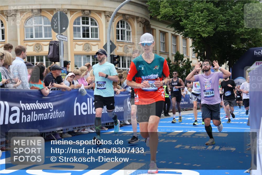 29.06.2025 - hella hamburg halbmarathon Strokosch-Dieckow http://msf.ph/oto/8307433 29.06.2025 10:56:13 Ziel 1193, 4594, 4813, 5465, 5492, 5570, 7547, 8330, 8639, 9903, 9907, 10789, 11309, 12348, 12545, 14363, 15300, 15484, 16113, 16375, 16634, 17468, 17642, 18117, 18495, 18652, 18741, 19152 meine-sportfotos.de