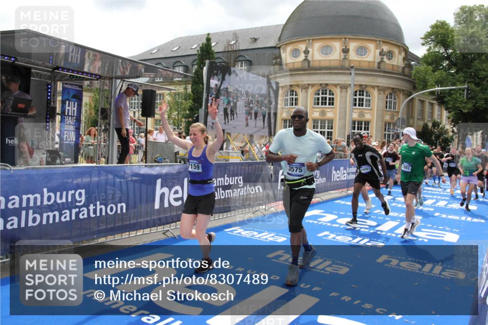 29.06.2025 - hella hamburg halbmarathon Michael Strokosch http://msf.ph/oto/8307489 29.06.2025 10:58:02 Ziel 1200, 2025, 3093, 3141, 3575, 4579, 6531, 7138, 7159, 7189, 8089, 10036, 11394, 11832, 12378, 12773, 13465, 14881, 15090, 15349, 15527, 18762 meine-sportfotos.de