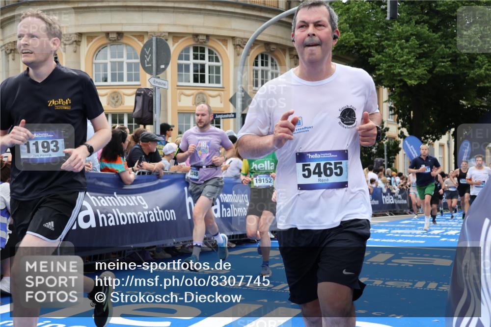 29.06.2025 - hella hamburg halbmarathon Strokosch-Dieckow http://msf.ph/oto/8307745 29.06.2025 10:56:17 Ziel 1193, 3048, 4029, 5465, 5672, 7547, 7742, 8639, 9622, 9903, 9907, 10789, 11231, 11309, 12348, 14363, 15300, 15484, 15818, 16113, 16375, 16634, 17468, 18117, 18495, 18652, 18741, 19152 meine-sportfotos.de