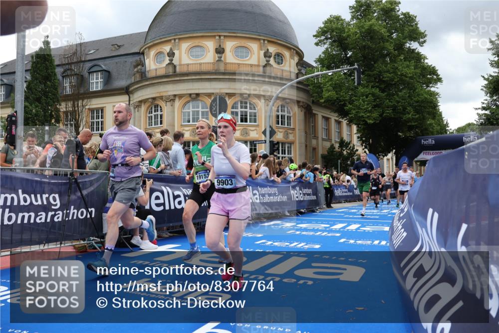 29.06.2025 - hella hamburg halbmarathon Strokosch-Dieckow http://msf.ph/oto/8307764 29.06.2025 10:56:18 Ziel 1193, 3048, 4029, 5465, 5672, 7547, 7742, 8863, 9622, 9903, 10665, 10789, 11231, 11309, 12348, 14363, 15300, 15484, 15818, 16113, 16375, 16634, 17468, 18117, 18495, 18652, 18741, 19152 meine-sportfotos.de