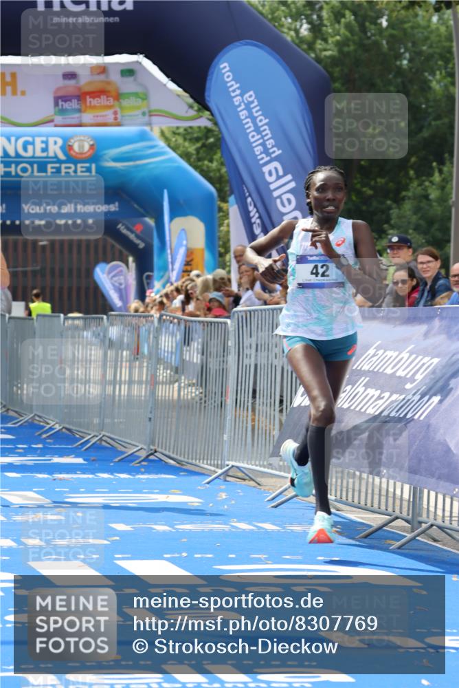 29.06.2025 - hella hamburg halbmarathon Strokosch-Dieckow http://msf.ph/oto/8307769 29.06.2025 10:13:59 Ziel 31, 42, 14689 meine-sportfotos.de