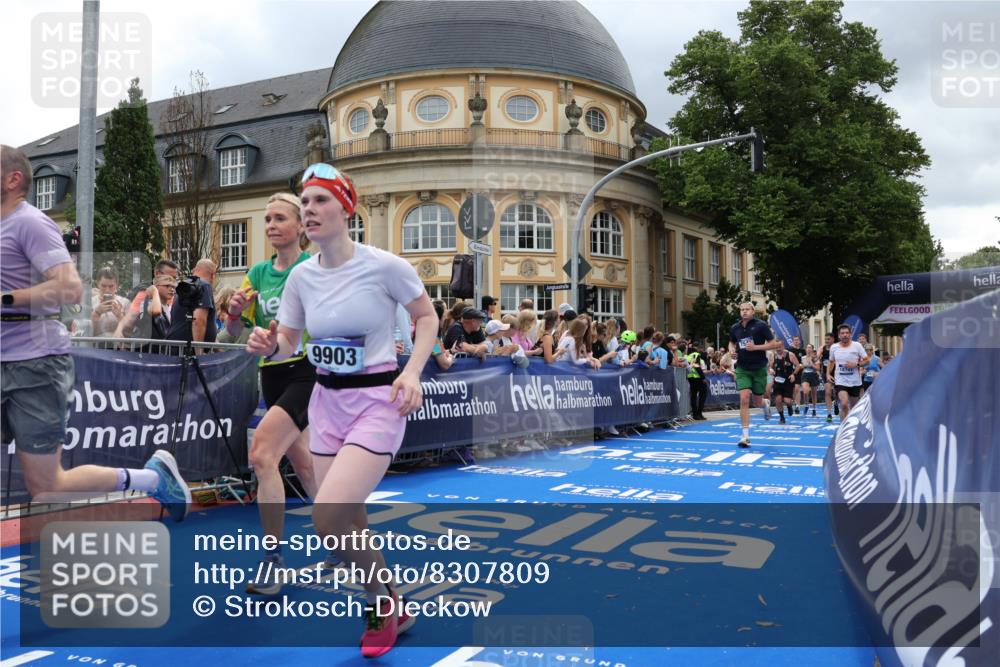 29.06.2025 - hella hamburg halbmarathon Strokosch-Dieckow http://msf.ph/oto/8307809 29.06.2025 10:56:18 Ziel 1193, 3048, 4029, 5465, 5672, 7547, 7742, 8863, 9622, 9903, 10665, 10789, 11231, 11309, 12348, 14363, 15300, 15484, 15818, 16113, 16375, 16634, 17468, 18117, 18495, 18652, 18741, 19152 meine-sportfotos.de