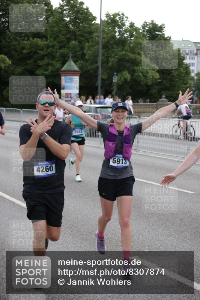 29.06.2025 - hella hamburg halbmarathon Jannik Wohlers http://msf.ph/oto/8307874 29.06.2025 10:38:18 Lombardsbrücke 56, 1390, 1721, 2576, 2660, 2693, 3216, 3323, 3726, 3927, 4028, 4259, 4260, 4316, 5617, 5684, 5913, 6695, 6696, 6875, 7148, 7263, 7371, 7561, 7692, 7849, 8367, 8583, 8635, 8747, 9004, 9455, 9708, 10604, 11059, 11635, 11697, 12028, 12072, 12075, 12577, 12722, 14096, 15755, 16181, 16346, 17250, 17333, 17478, 18050, 18471, 18504, 18709 meine-sportfotos.de