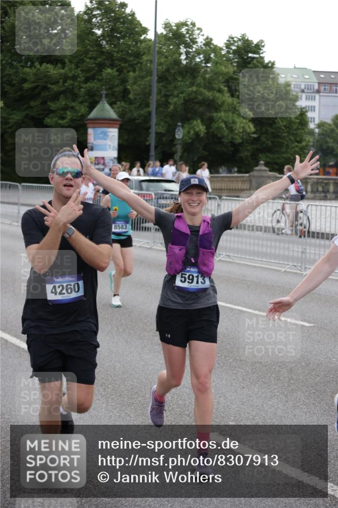 29.06.2025 - hella hamburg halbmarathon Jannik Wohlers http://msf.ph/oto/8307913 29.06.2025 10:38:18 Lombardsbrücke 56, 1390, 1721, 2576, 2660, 2693, 3216, 3323, 3726, 3927, 4028, 4259, 4260, 4316, 5617, 5684, 5913, 6695, 6696, 6875, 7148, 7263, 7371, 7561, 7692, 7849, 8367, 8583, 8635, 8747, 9004, 9455, 9708, 10604, 11059, 11635, 11697, 12028, 12072, 12075, 12577, 12722, 14096, 15755, 16181, 16346, 17250, 17333, 17478, 18050, 18471, 18504, 18709 meine-sportfotos.de