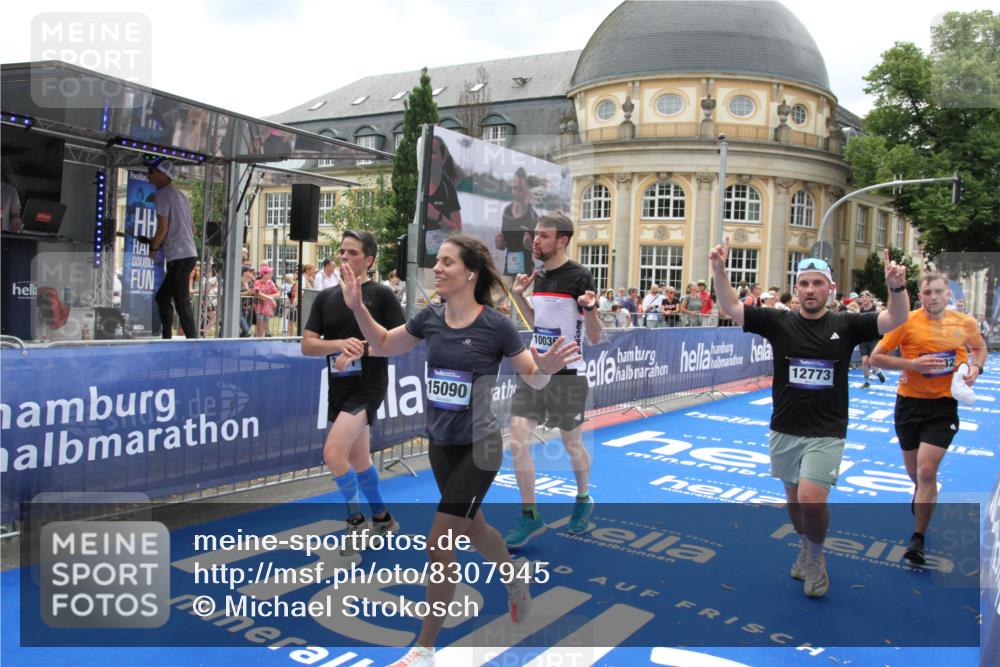 29.06.2025 - hella hamburg halbmarathon Michael Strokosch http://msf.ph/oto/8307945 29.06.2025 10:58:07 Ziel 1200, 1563, 1611, 3141, 4319, 4579, 6531, 6892, 8089, 10036, 10408, 11832, 12378, 12773, 13465, 13666, 15090, 15189, 15527, 18762 meine-sportfotos.de
