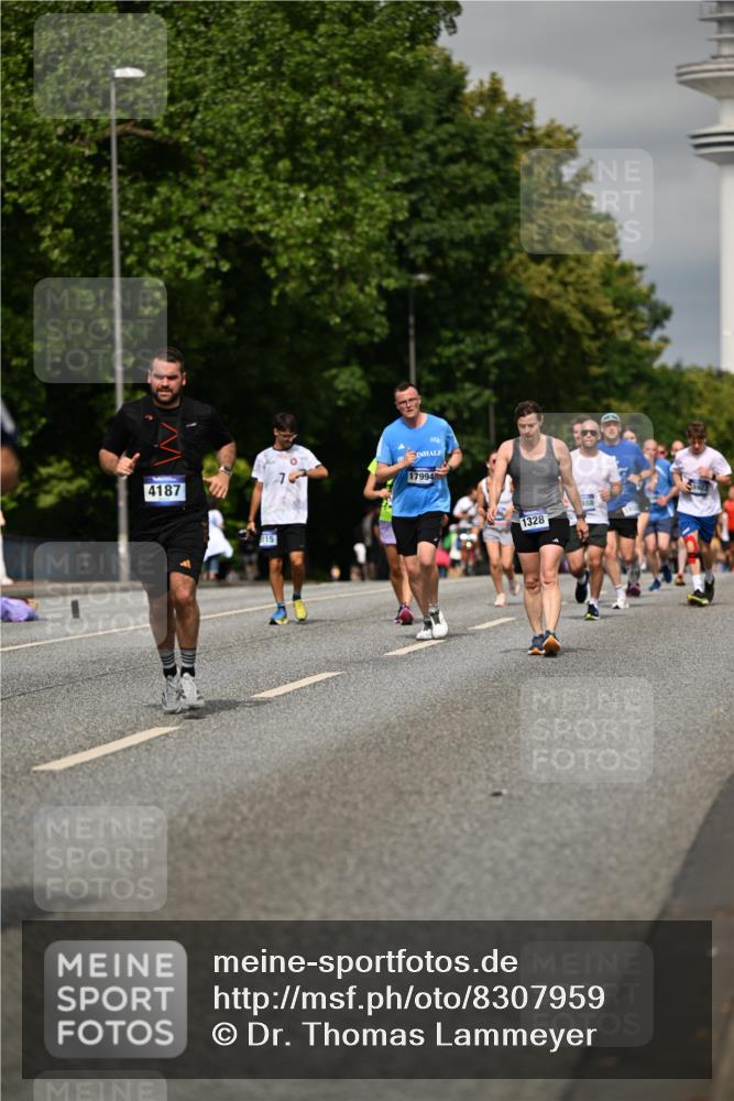 29.06.2025 - hella hamburg halbmarathon Dr. Thomas Lammeyer http://msf.ph/oto/8307959 29.06.2025 10:16:57 Kennedybrücke 1020, 1051, 1328, 2531, 2942, 3360, 4187, 4532, 4554, 5597, 5598, 6489, 7873, 8115, 8398, 8405, 9527, 9705, 10581 meine-sportfotos.de