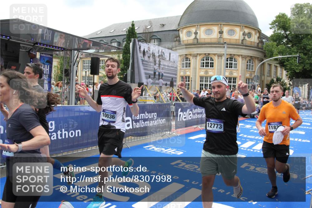 29.06.2025 - hella hamburg halbmarathon Michael Strokosch http://msf.ph/oto/8307998 29.06.2025 10:58:07 Ziel 1200, 1563, 1611, 3141, 4319, 4579, 6531, 6892, 8089, 10036, 10408, 11832, 12378, 12773, 13465, 13666, 15090, 15189, 15527, 18762 meine-sportfotos.de