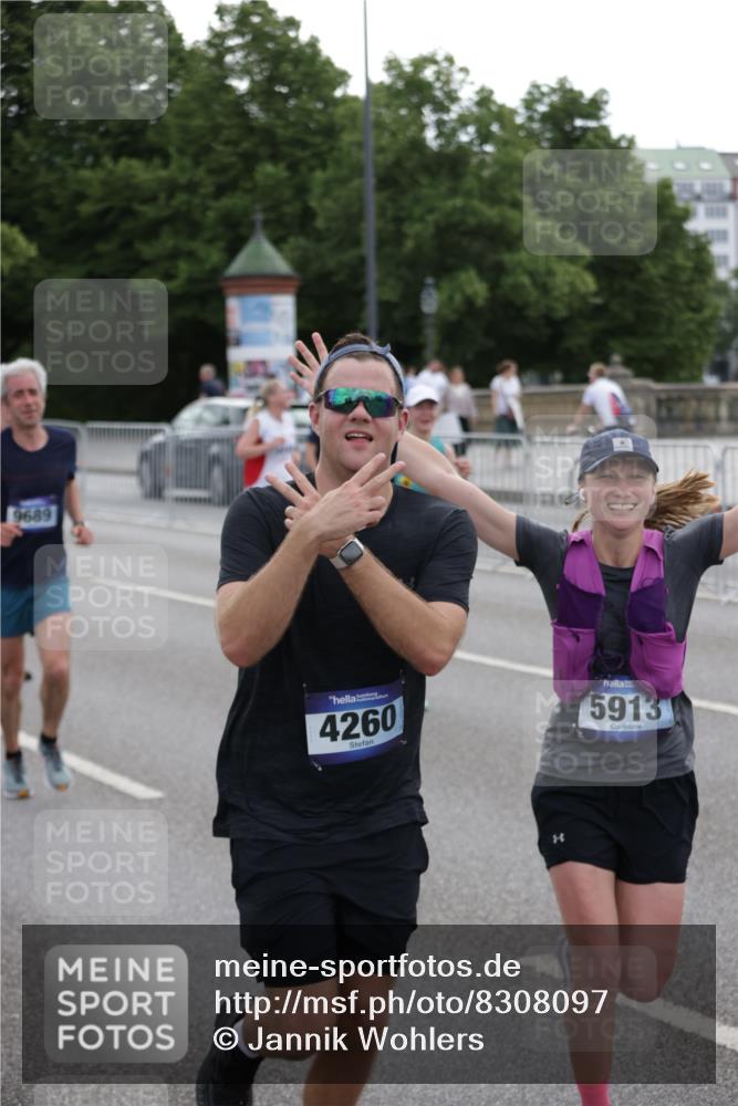 29.06.2025 - hella hamburg halbmarathon Jannik Wohlers http://msf.ph/oto/8308097 29.06.2025 10:38:18 Lombardsbrücke 56, 1390, 1721, 2576, 2660, 2693, 3216, 3323, 3726, 3927, 4028, 4259, 4260, 4316, 5617, 5684, 5913, 6695, 6696, 6875, 7148, 7263, 7371, 7561, 7692, 7849, 8367, 8583, 8635, 8747, 9004, 9455, 9708, 10604, 11059, 11635, 11697, 12028, 12072, 12075, 12577, 12722, 14096, 15755, 16181, 16346, 17250, 17333, 17478, 18050, 18471, 18504, 18709 meine-sportfotos.de