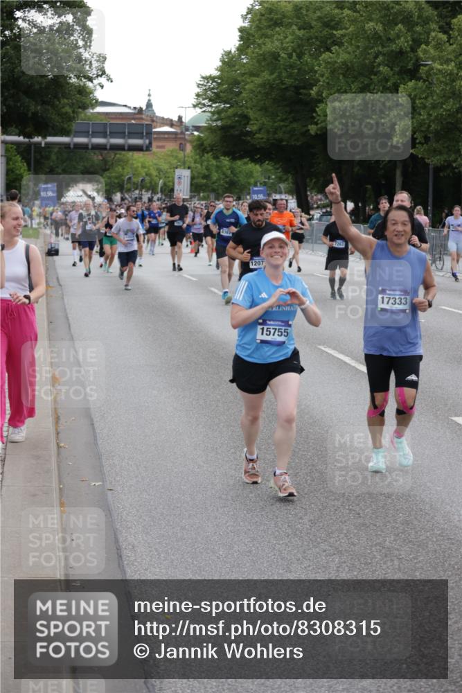 29.06.2025 - hella hamburg halbmarathon Jannik Wohlers http://msf.ph/oto/8308315 29.06.2025 10:38:19 Lombardsbrücke 56, 1232, 1390, 1721, 2576, 2660, 2693, 3216, 3323, 3726, 3927, 4028, 4259, 4260, 4316, 5617, 5684, 5913, 6695, 6696, 6875, 7148, 7263, 7371, 7561, 7849, 8367, 8583, 8635, 8747, 9004, 9455, 9708, 10554, 10604, 11059, 11635, 11697, 12028, 12072, 12075, 12577, 12722, 14096, 15755, 16181, 16346, 17250, 17333, 17478, 18050, 18471, 18504 meine-sportfotos.de